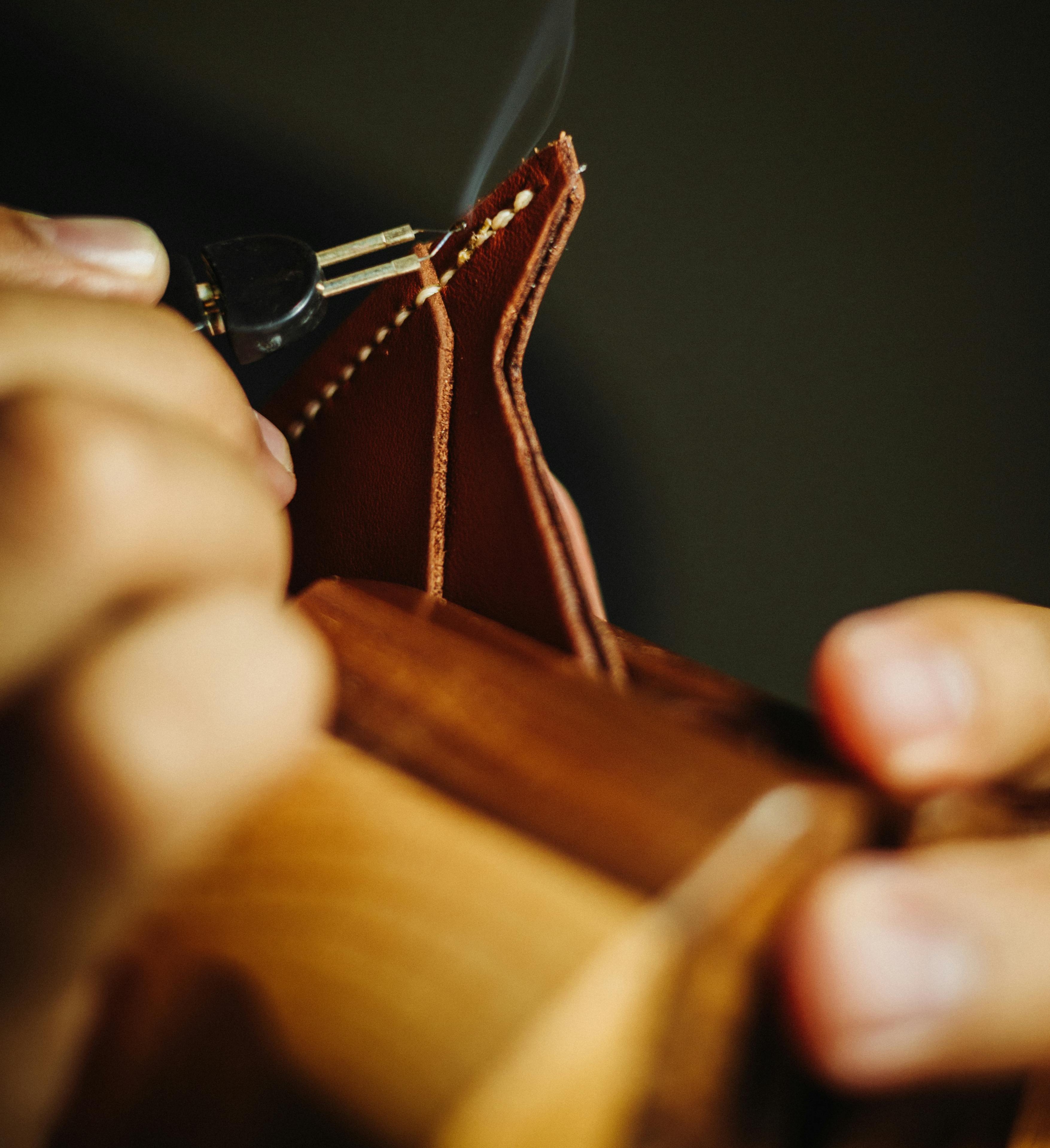 Detail pengerjaan tangan tas Wahana
